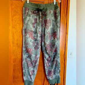 Anthropologie flower-patterned crop pants